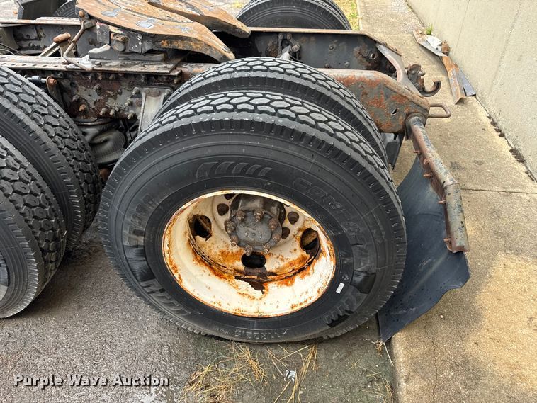 image for item EV1877 2008 Volvo  VNL semi truck