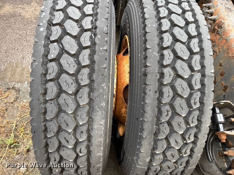 image for item EV1877 2008 Volvo  VNL semi truck