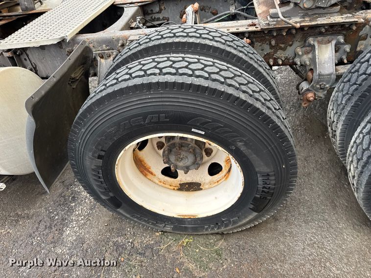 image for item EV1877 2008 Volvo  VNL semi truck