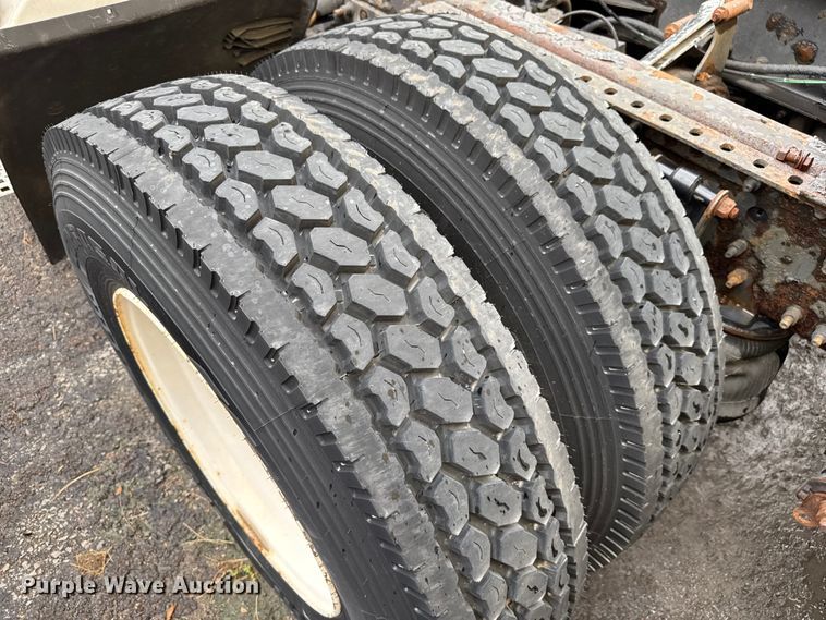 image for item EV1877 2008 Volvo  VNL semi truck