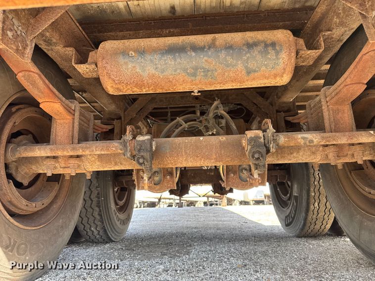 image for item EV1885 2002 Manac dry van trailer