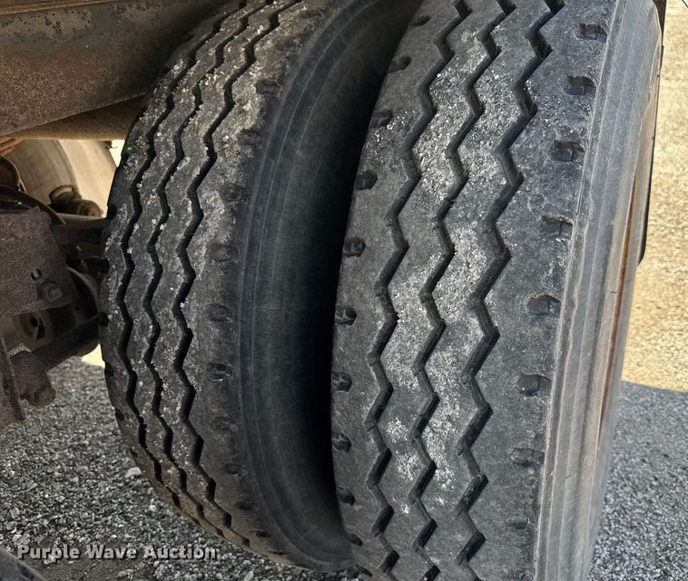 image for item EV1885 2002 Manac dry van trailer