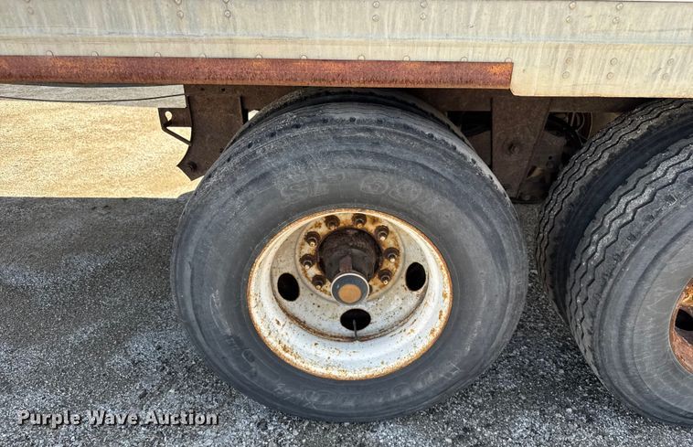 image for item EV1885 2002 Manac dry van trailer