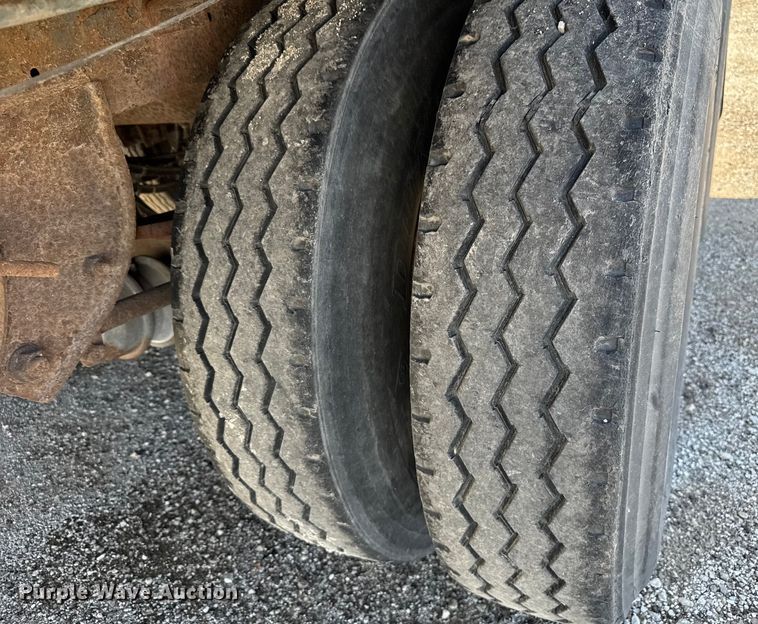 image for item EV1885 2002 Manac dry van trailer