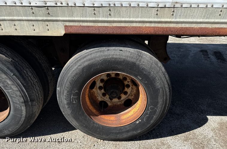 image for item EV1885 2002 Manac dry van trailer