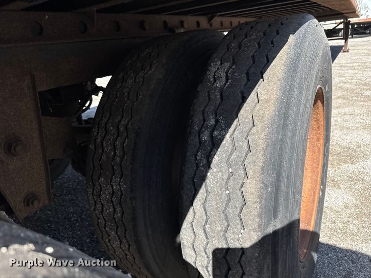 image for item EV1885 2002 Manac dry van trailer