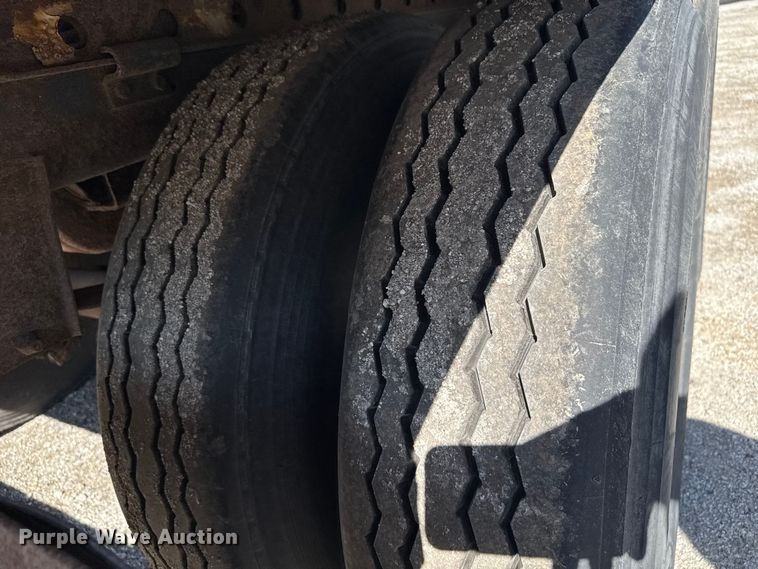 image for item EV1885 2002 Manac dry van trailer