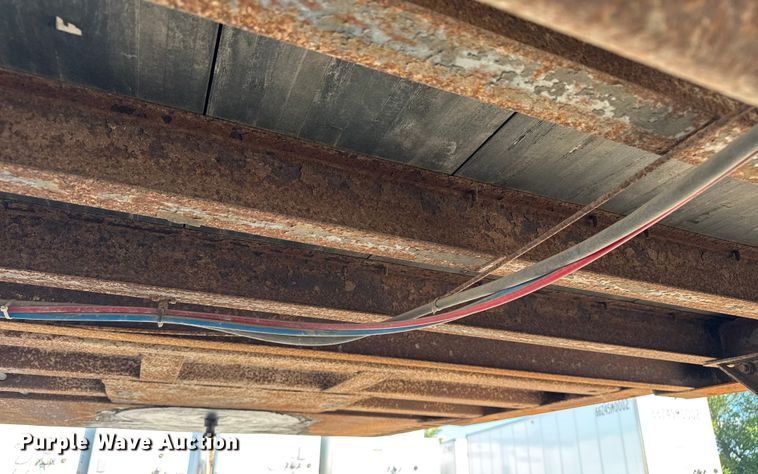 image for item EV1886 2002 Manac dry van trailer