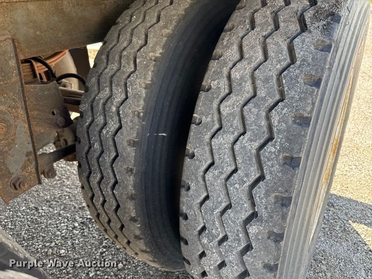 image for item EV1886 2002 Manac dry van trailer