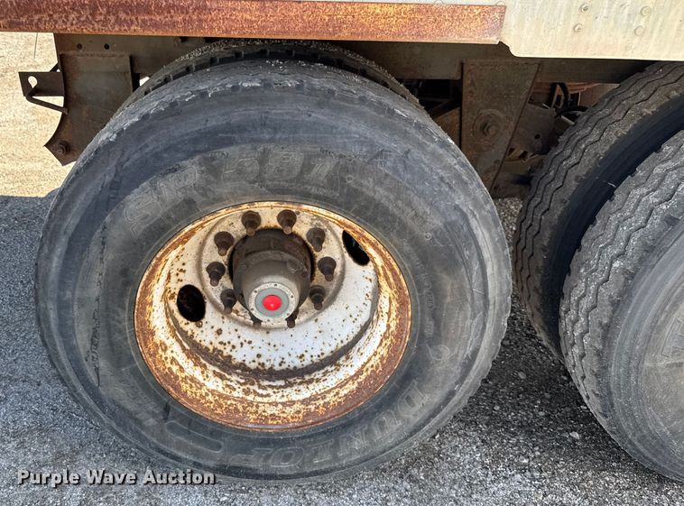 image for item EV1886 2002 Manac dry van trailer