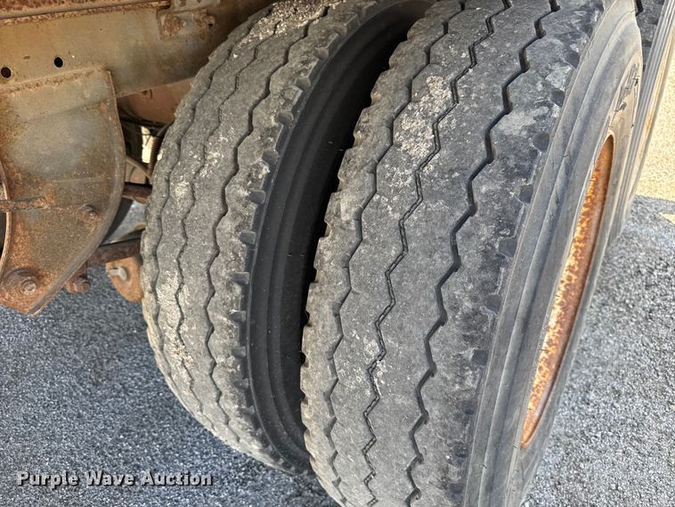 image for item EV1886 2002 Manac dry van trailer