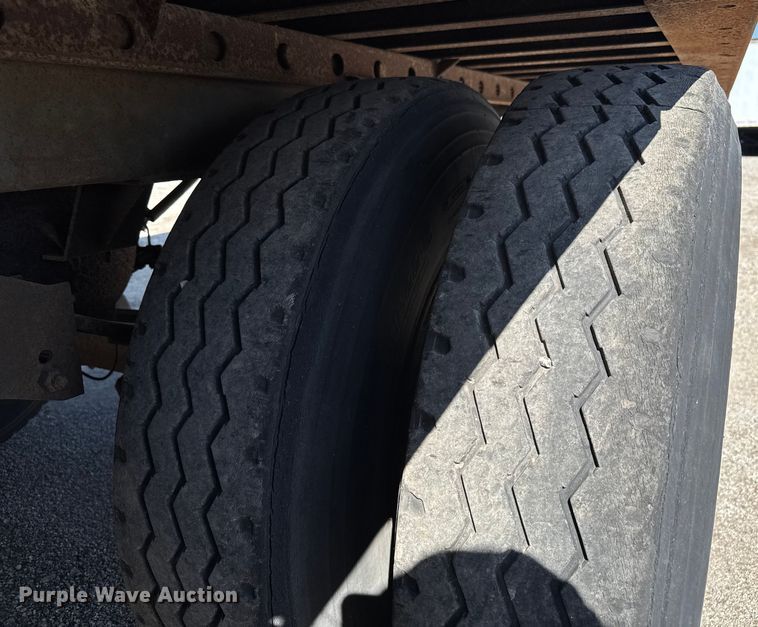 image for item EV1886 2002 Manac dry van trailer