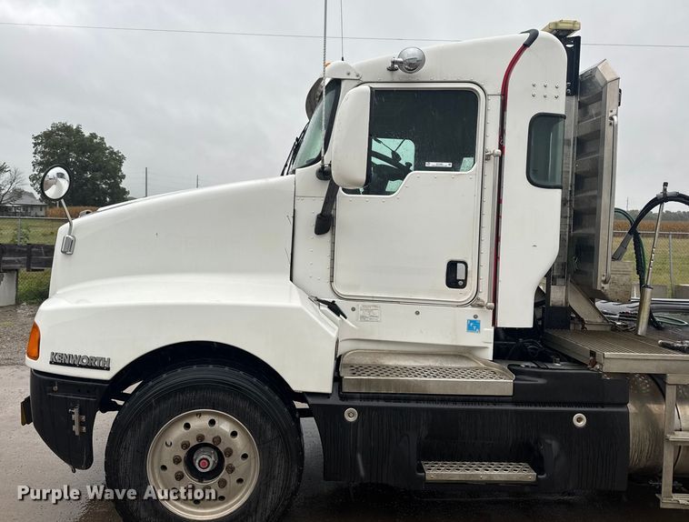 image for item EV1900 2003 Kenworth T600 semi truck