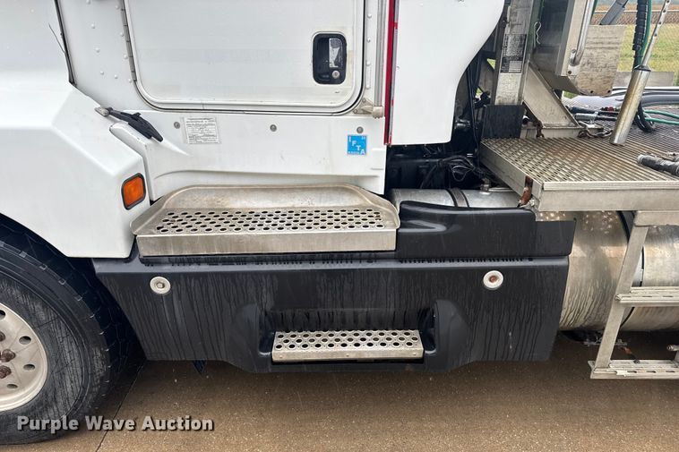 image for item EV1900 2003 Kenworth T600 semi truck