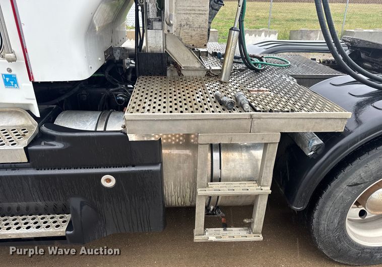 image for item EV1900 2003 Kenworth T600 semi truck