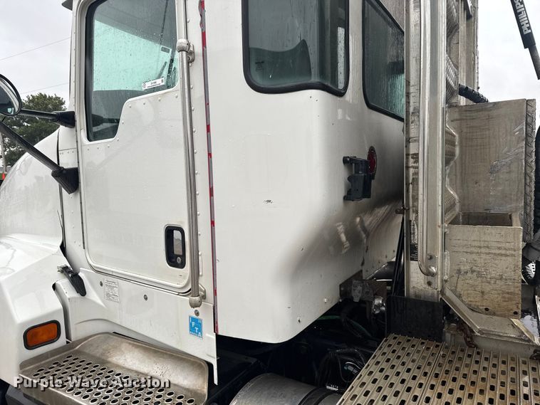 image for item EV1900 2003 Kenworth T600 semi truck