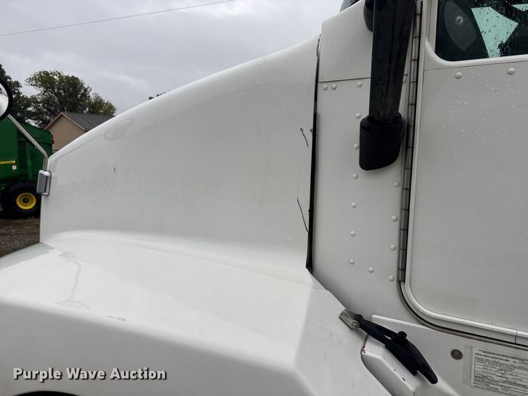 image for item EV1900 2003 Kenworth T600 semi truck