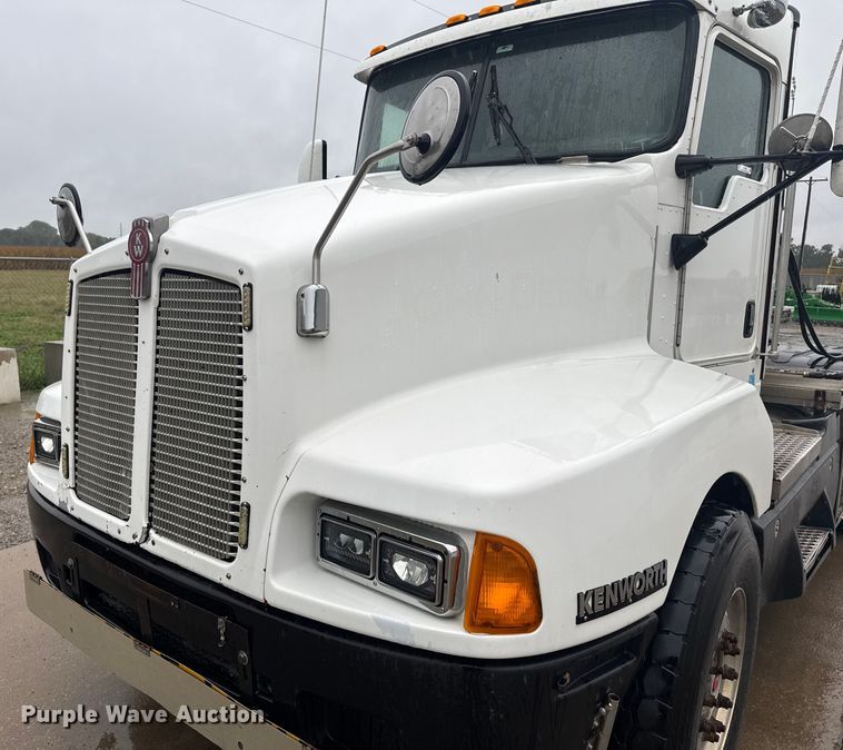 image for item EV1900 2003 Kenworth T600 semi truck