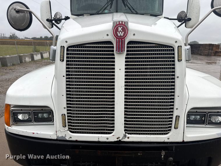 image for item EV1900 2003 Kenworth T600 semi truck