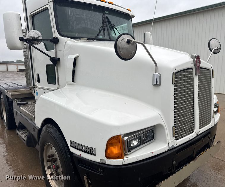 image for item EV1900 2003 Kenworth T600 semi truck