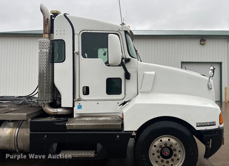 image for item EV1900 2003 Kenworth T600 semi truck