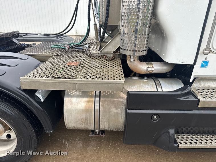 image for item EV1900 2003 Kenworth T600 semi truck