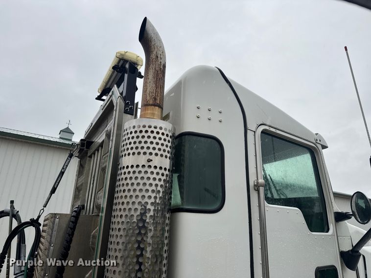 image for item EV1900 2003 Kenworth T600 semi truck