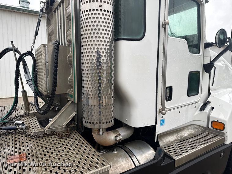 image for item EV1900 2003 Kenworth T600 semi truck