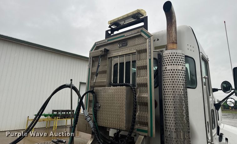 image for item EV1900 2003 Kenworth T600 semi truck