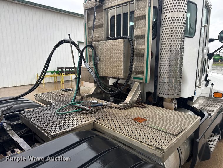 image for item EV1900 2003 Kenworth T600 semi truck