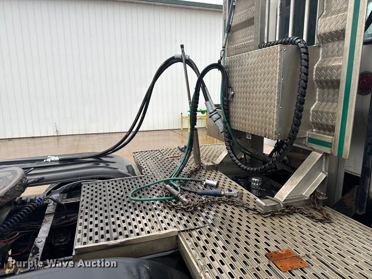 image for item EV1900 2003 Kenworth T600 semi truck