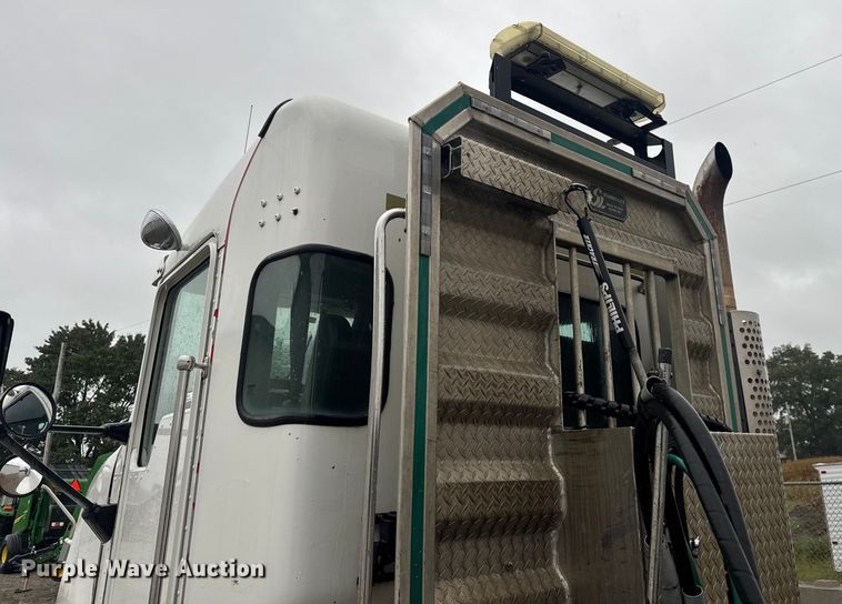 image for item EV1900 2003 Kenworth T600 semi truck