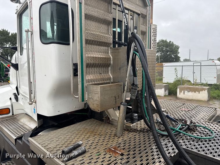 image for item EV1900 2003 Kenworth T600 semi truck