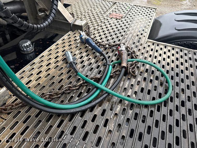 image for item EV1900 2003 Kenworth T600 semi truck