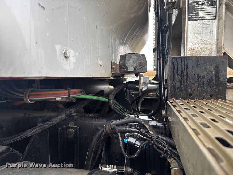 image for item EV1900 2003 Kenworth T600 semi truck