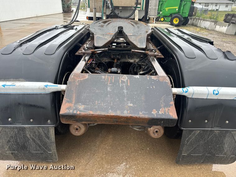 image for item EV1900 2003 Kenworth T600 semi truck