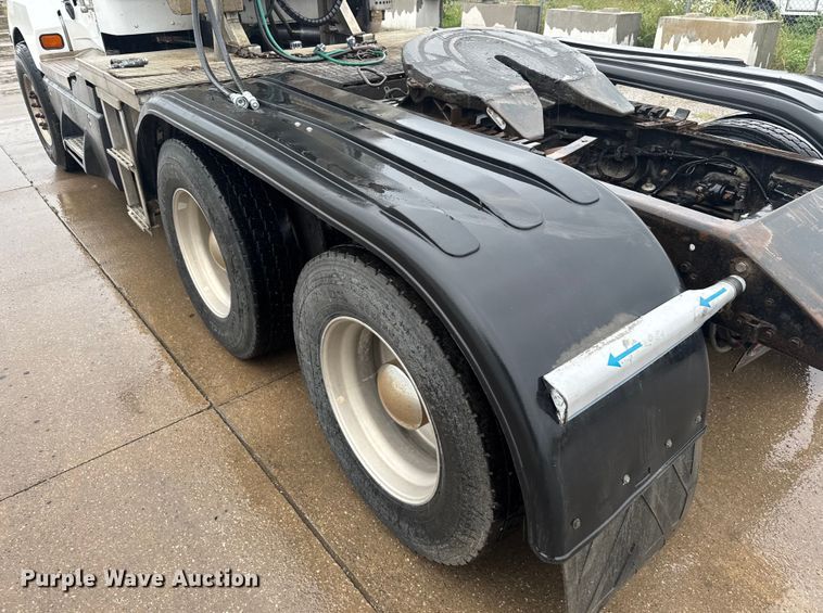 image for item EV1900 2003 Kenworth T600 semi truck