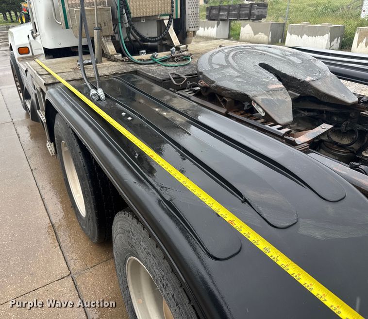 image for item EV1900 2003 Kenworth T600 semi truck