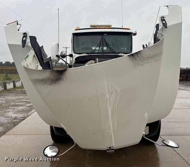 image for item EV1900 2003 Kenworth T600 semi truck