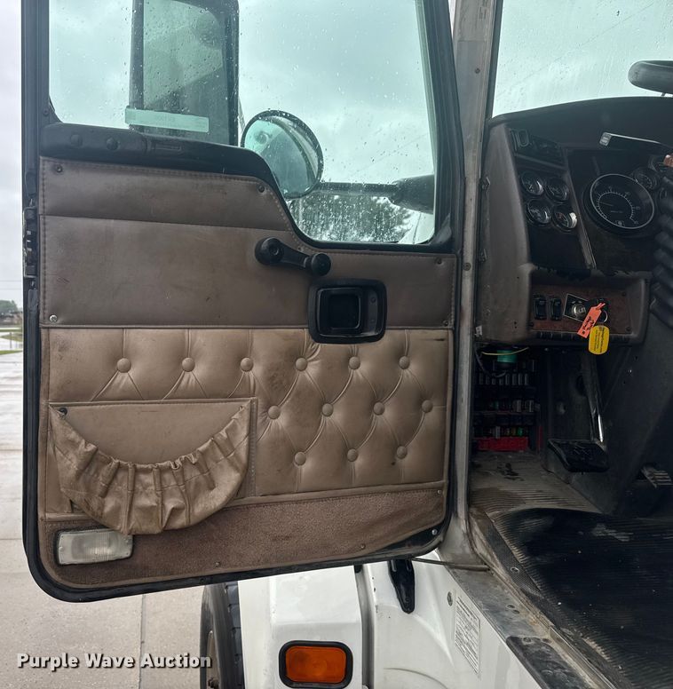 image for item EV1900 2003 Kenworth T600 semi truck