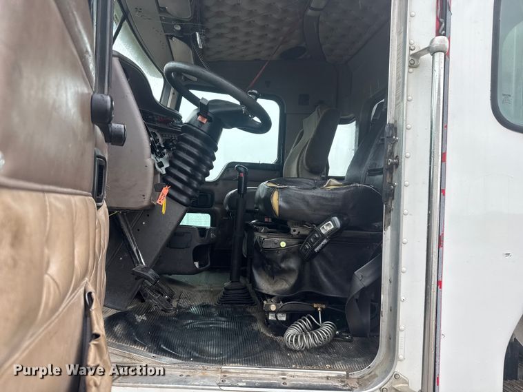 image for item EV1900 2003 Kenworth T600 semi truck