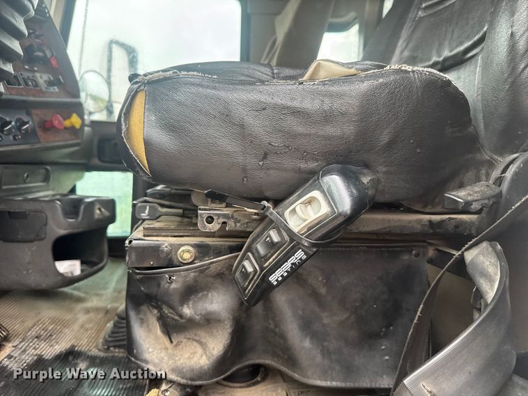 image for item EV1900 2003 Kenworth T600 semi truck