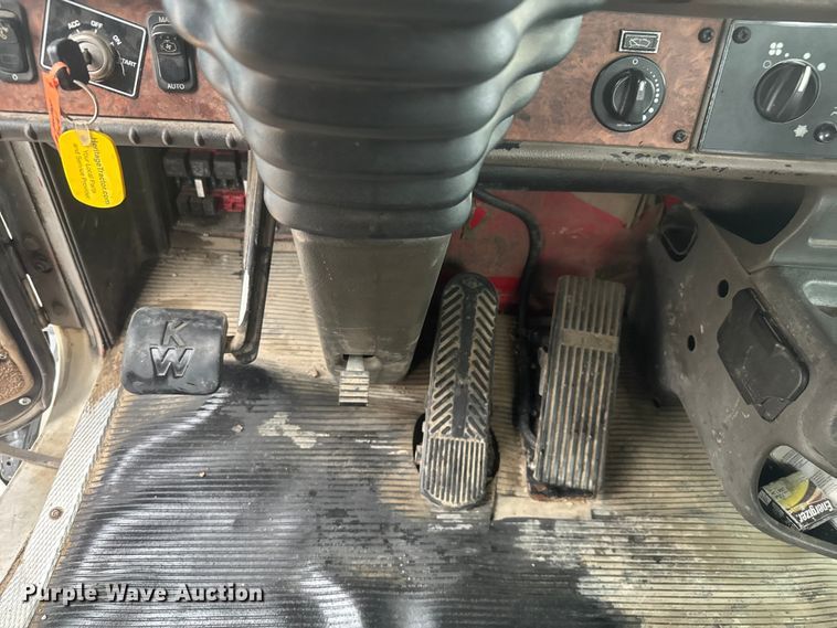 image for item EV1900 2003 Kenworth T600 semi truck