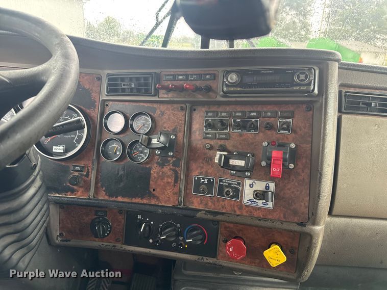 image for item EV1900 2003 Kenworth T600 semi truck