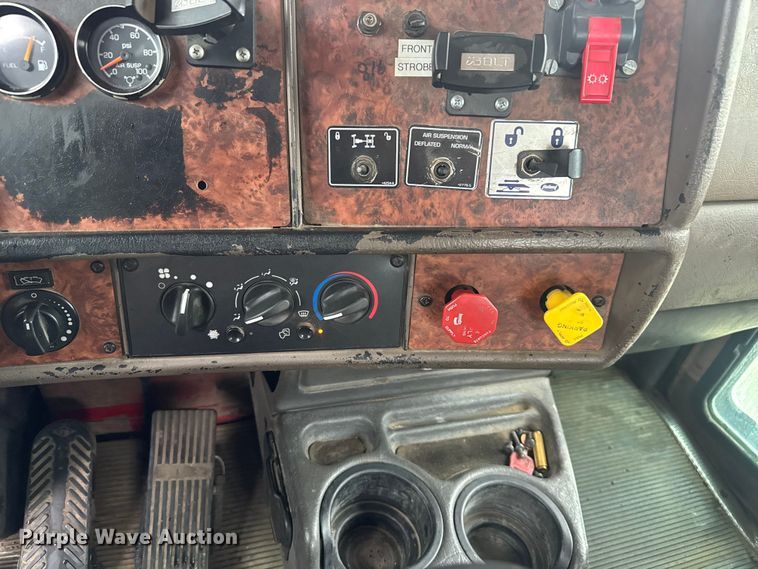 image for item EV1900 2003 Kenworth T600 semi truck