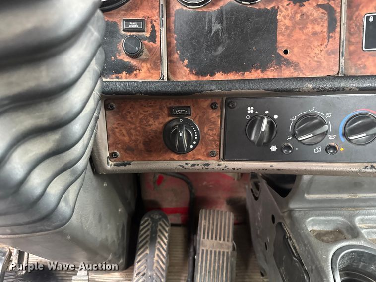 image for item EV1900 2003 Kenworth T600 semi truck