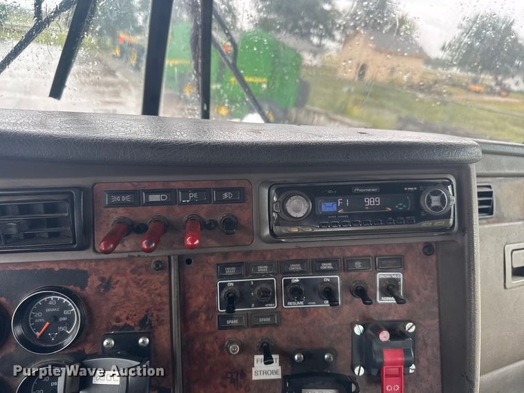 image for item EV1900 2003 Kenworth T600 semi truck