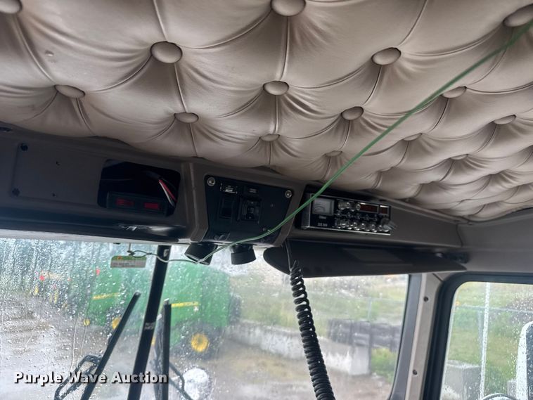 image for item EV1900 2003 Kenworth T600 semi truck