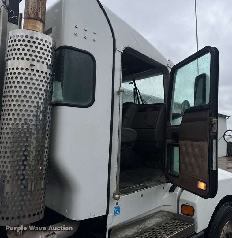 image for item EV1900 2003 Kenworth T600 semi truck