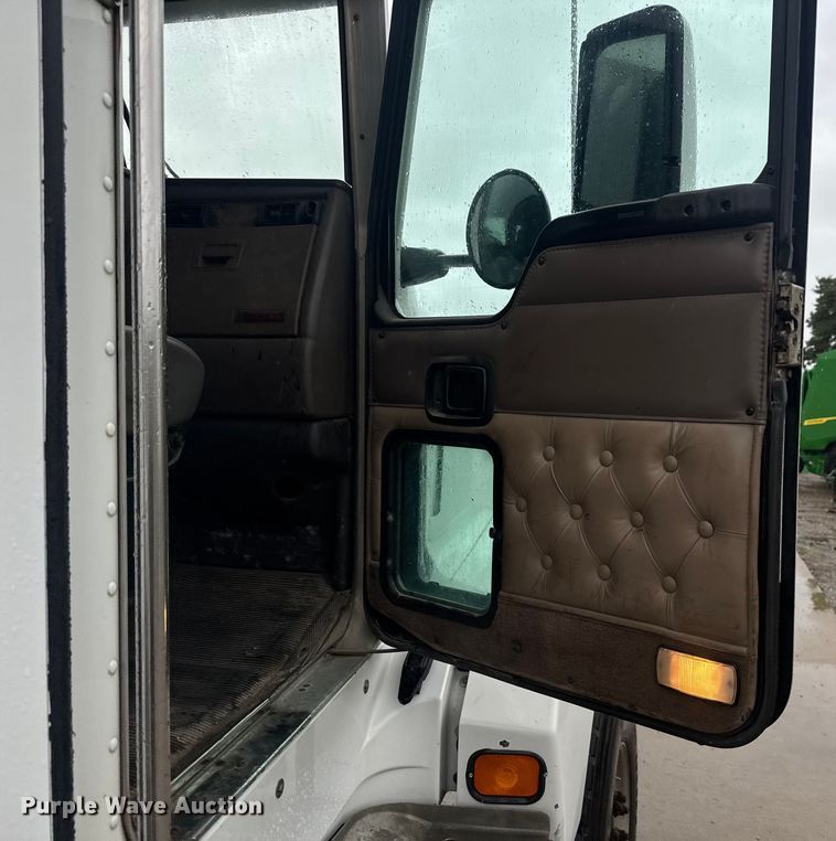 image for item EV1900 2003 Kenworth T600 semi truck